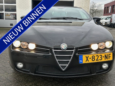 Alfa Romeo Spider 2.2 JTS Exclusive AIRCO I NAVIGATIE I LMV I ELEKTRISCH DAK I COMPLETE ONDERHOUDSHISTORIE Van tweede eigenaar, sinds 2009 in bezit gehad met complete onderhoudshistorie