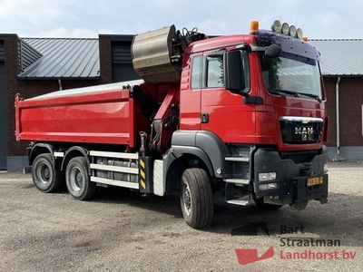 MAN TGS 26.440 6x6 met 2 zijdige kipper en HMF 1643 Z2