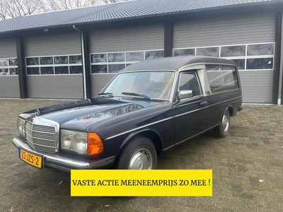 Mercedes-Benz 240 D Lijkwagen / Rouwauto / Begrafenisauto