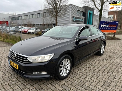 Volkswagen Passat 1.6 TDI - NAVIGATIE - KEYLESS - XENON !