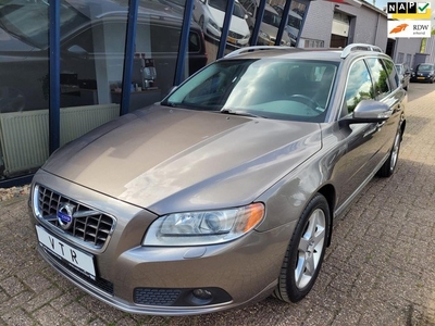 Volvo V70 2.5FT Summum 230PK LEER / XENON / PDC / 17''