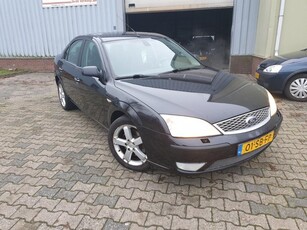 Ford Mondeo 1.8-16V Platinum