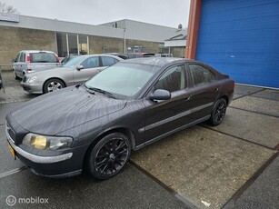 Volvo S60 2.4 LEES TEXT GOED.