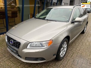 Volvo V70 2.5FT Momentum Automaat 230PK LEER / XENON / 1E