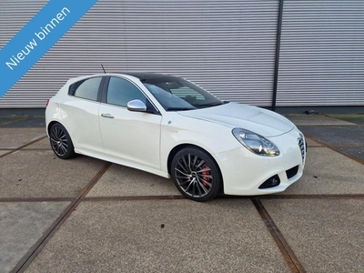 Alfa Romeo Giulietta QV 235pk, pano, nieuwe apk (bj 2011)