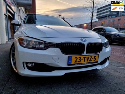 BMW 3-serie 320i High Executive Automaat Navi Leer ParkSens