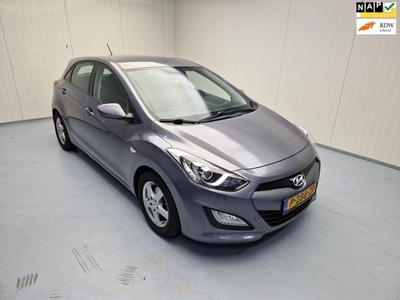 Hyundai I30 1.4 Airco Alu Velgen met all Season banden