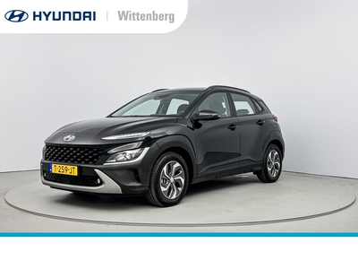 HYUNDAI KONA 1.6 GDI HEV COMFORT SMART | INCL. GRATIS VASTE TREKHAAK | OUTLET DEAL! | CLIMA | CRUISE | CAMERA | NAVI | PDC | 16'' LMVELGEN | FABRIEKSGARANTIE GELDIG T/M 7-2028! |