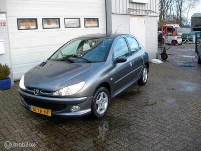 Peugeot 206 1.4 One-line 5drs trekhaak radio/cd !!!!