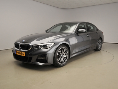 BMW 3-SERIE Sedan 318i M-Sportpakket / LED / Navigatie / Sportstoelen / Stoelverwarming / DAB / Hifi speakers / Alu 18 inch