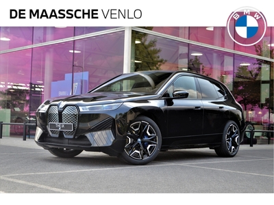 BMW IX xDrive40 High Executive 77 kWh / Sportpakket / Panoramadak Sky Lounge / Trekhaak / Laserlight / Stoelventilatie / Parking Assistant Plus / Soft-Close