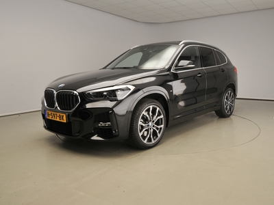 BMW X1 sDrive20i M-Sportpakket LED / Leder / HUD / Schuifdak / Trekhaak / Chrome line / Keyles go / DAB / Hifi speakers / Alu 19 inch