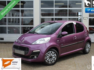 Peugeot 107 1.0-12V 5-Deurs Facelift 2 Envy-Sport Ledverlichting Airconditioning Centr.Vergr. Elek.Ramen Stuurberkr. Lederstuur Toerenteller Radio/Cd/Mp3/Usb/Aux Dubbele Speakers 12Volt Aansl. Zwart Interieur Isofix Mistlampen V+A Privacy Glass Mét