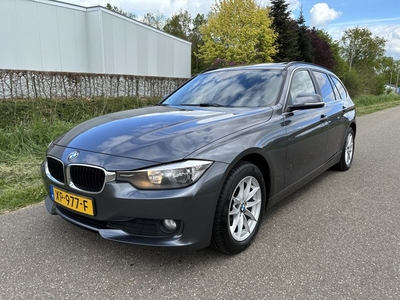 BMW 3 Serie Touring 316d Luxury / PANORAMADAK / LEER / NAVI