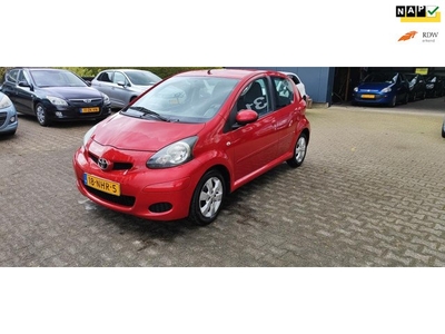 Toyota Aygo 1.0-12V Aspiration Red bj 2010 airco leader