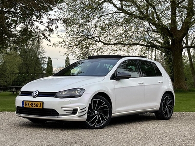 Volkswagen Golf GTE 300 PK , Pano, Carplay, Dubbele uitlaat Volkswagen Golf GTE 300 PK , Pano, Carplay, Navi