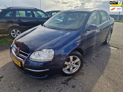 Volkswagen Jetta 1.6 FSI Comfortline/airco/nap/lage KM/apk 10-2024/trekhaak/rijd schakelt goed /inruilen is mogelijk