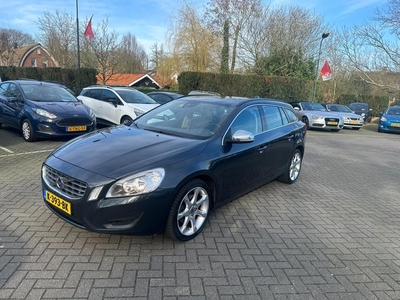 Volvo V60 1.6 T3 Summum , navigatie , pdc