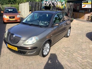 Lancia Ypsilon 1.4-16V Platino DFN. Automaat met nieuwe