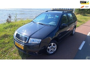 Skoda Fabia Combi 1.4-16V Elegance is voorzien van een