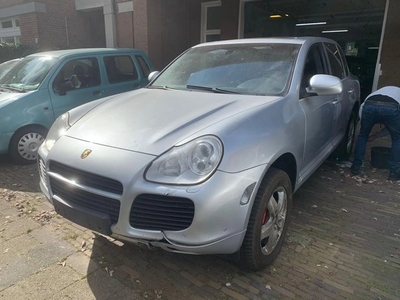 Porsche Cayenne 4.5 Turbo bj2004 rijd goed iets werk moet