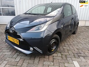 Toyota Aygo 1.0 VVT-i x-play SCHADEAUTO!