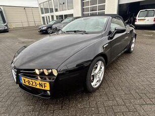 Alfa Romeo SPIDER 2.2 JTS Exclusive AIRCO I NAVIGATIE I LMV I ELEKTRISCH DAK I COMPLETE ONDERHOUDSHISTORIE Van tweede eigenaar, sinds 2009 in bezit gehad met complete onderhoudshistorie