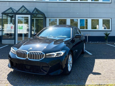 BMW 3-serie 330dA M-SPORT (LCI) ** LED, LIVE COCKP.+, COGNAC LEDER, SCHUIF/ KANTEL, ACC, TREKH, MEMORY ** 1e EIG - ex BMW-AG ** ** INFORMEER OOK NAAR ONZE AANTREKKELIJKE FINANCIAL-LEASE TARIEVEN **