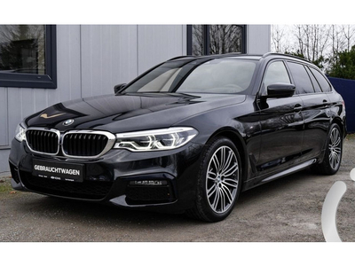 BMW 5 Serie Touring 520iA M-SPORT ** LED, LIFE COCKP.+, LEDER, PANORAMA, 360gr, MEMORY, 19-inch LMV ** Slechts 26.475km. - 12 mnd GARANTIE ** ** INFORMEER OOK NAAR ONZE AANTREKKELIJKE FINANCIAL-LEASE TARIEVEN **