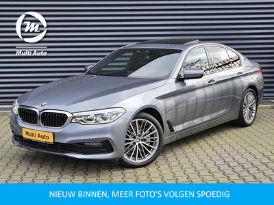 BMW 5 Serie 530e Sportline Plug In Hybrid Dealer O.H | 12Kwh Accu PHEV | Schuifdak | Adaptive Cruise | Harman Kardon | Head Up | Keyless | Stuurverwarming | Adaptive LED | 19