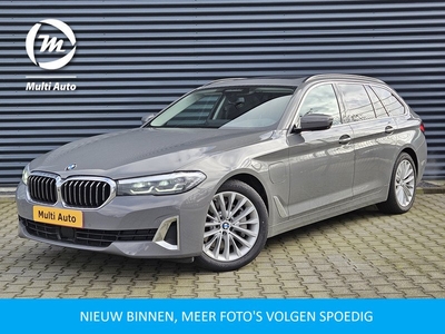 BMW 5 Serie Touring 530e High Executive Facelift Plug In Hybrid Dealer O.H | Panodak | Adaptive Cruise | 360 Camera | Harman Kardon | Apple Carplay | Navi Pro | Live Cockpit Pro |