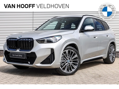 BMW IX1 xDrive30 High Executive M Sport 67 kWh / Panoramadak / Trekhaak / Sportstoelen / Adaptieve LED / Driving Assistant Professional / Comfort Access / Harman-Kardon