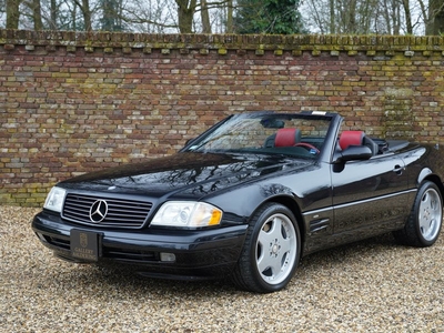 Mercedes-Benz SL-Klasse SL500 Designo Edition VAT (BTW) deductible, Original 19570 miles driven and comes with the complete board map with the booklets, This is a Designo Edtion in the color Designo Brilliant Black over Nappa leather Red/black with Carbon