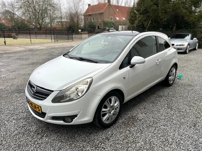 Opel Corsa 1.4-16V White Edition