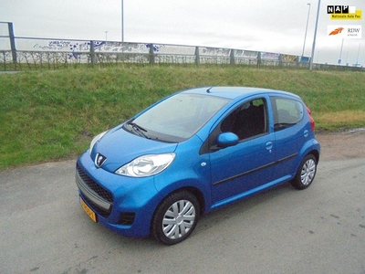 Peugeot 107 Peugeot 107 1.0 5 deurs benzine airco eerste