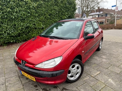 Peugeot 206 AUTOMAAT MET PANORAMA DAK & JAAR APK!