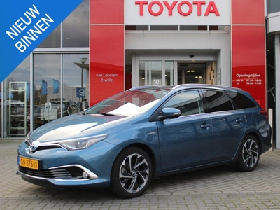 Toyota Auris Touring Sports 1.8 Hybrid Lease pro TREKHAAK STOELVERW PANODAK 17' LM-VELGEN NAVI BLUETOOTH KEYLESS PARK-SENSOREN CAMERA NL-AUTO