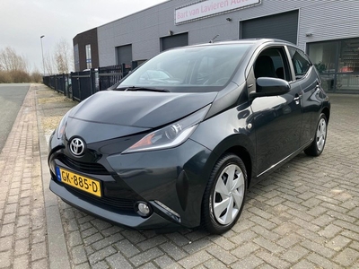 Toyota Aygo 1.0 VVT-i x-play 5-DEURS , AIRCO , CAMERA