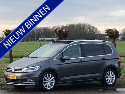 VOLKSWAGEN TOURAN 1.8 TSI HIGHLINE BUSINESS R 7 PERSOONS AUTOMAAT 1E EIGENAAR!! NAVIGATIE, STOELVERWARMING, MASSAGESTOEL, KEYLESS ENTRY, ADAPTIVE CRUISE CONTROL, VERWARMDE VOORRUIT, ELEC. PANORAMADAK, ELEC. ACHTERKLEP, PARKEERHULP, ACHTERUITRIJCAMERA, LED-LICHT, 17