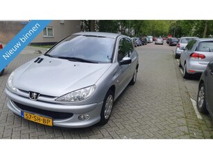 Peugeot 206 1.4-16V Air-line 3 (bj 2006)