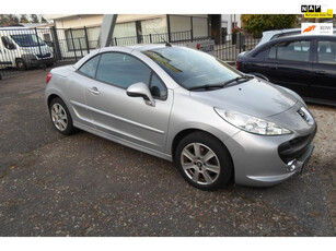 Peugeot 207 CC 1.6 VTi 150.000 km org airco super mooie echte auto ( koppelingsplaten versleten /slipt in hoge toeren )