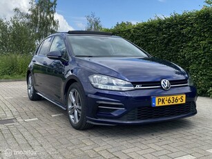 Volkswagen Golf 1.5 TSI R-Line /VirtualDash/Panorama/Keyless