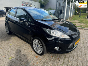 Ford Fiesta 1.6 Titanium 5 deurs, chrome pakket, alu wielen, nwe apk, airco, elec pakket rijd perfect, 90.392 km 2 sleutels etc