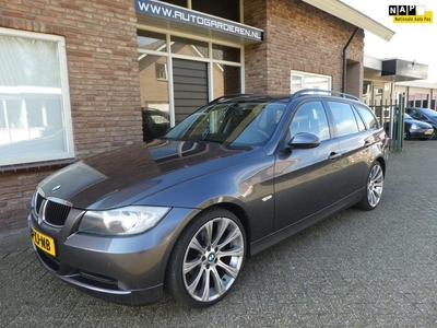 BMW 3-serie Touring 320i Business Line Leder / Navi /