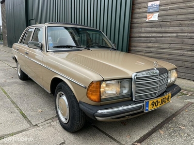 Mercedes-Benz W123 300D Aut/ S.Dak in zeer nette staat