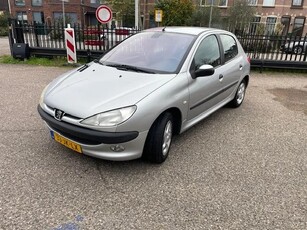 Peugeot 206 1.4 Gentry! AUTOMAAT! Airco! Nw Distributie!