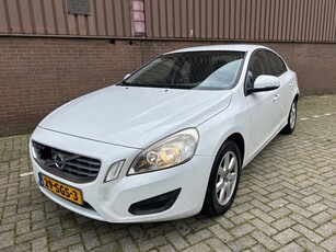 Volvo S60 2.0 D3 Momentum Automaat Navi Stoelverw. Cruise