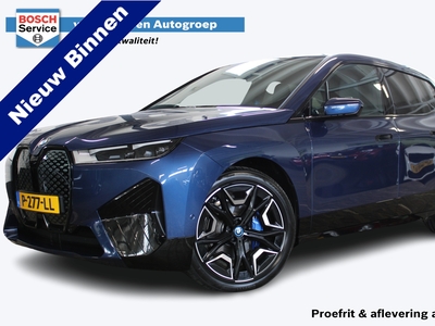 BMW IX xDrive50 High Executive 112 kWh | Incl. 1 jaar garantie | Head-up display | 524 pk! | Sportpakket | Full LED | Achteras besturing | Achteruitrijcamera | Memory seats voor | Stoelverwarming\ventilatie |