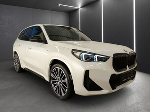 BMW iX1 xDrive30 (67 kWh) M-SPORT ** LED, BRUIN LEDER, PANORAMA, TREKH, ACC, H&K SOUND, 20-inch LMV ** 26k onder NP - EX BMW-AG ** ** INFORMEER OOK NAAR ONZE AANTREKKELIJKE FINANCIAL-LEASE TARIEVEN **