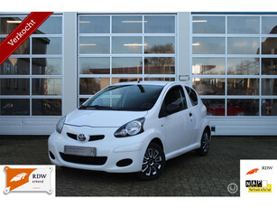 Toyota Aygo 1.0-12V Access 3-Deurs Stuurbekrachtiging Radio/Cd/Aux Dubbele Airbags 12V.-Aansl. Zwart Interieur Privacy Glass Leuke Auto! Distributieketting! Nieuwe APK! *Verkocht*